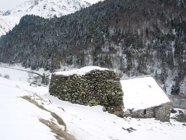 Granges de Piets Derats au-dessus de Barèges. Amas de blocs de plusieurs mètres en amont de la grange. © C-PRIM