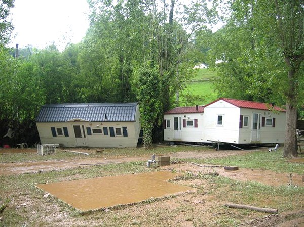 Des mobils-homes déplacés par la puissance des flots. © C-PRIM 2009