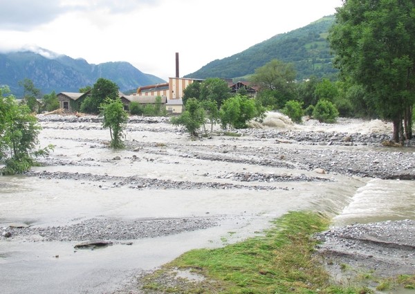 Le Gave de Cauterets a charrié des quantités astronomiques de terre, galets ou blocs. On ne reconnaît plus son lit qui a divagué sur 200 mètres de large.© C-PRIM 2013 