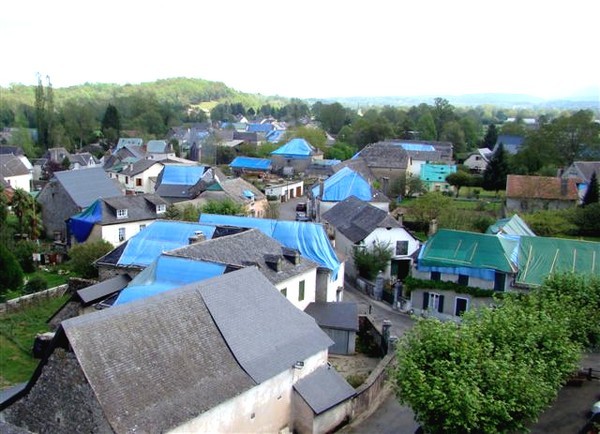 Vue aérienne du village d'Ogeu et ses très nombreuses maisons bâchées © mairie d'Ogeu