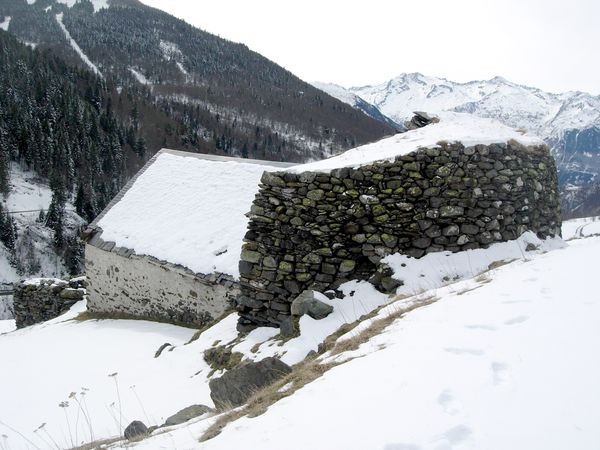 Granges de Piets Derats au-dessus de Barèges. Amas de blocs de plusieurs mètres en amont de la grange.  © C-PRIM