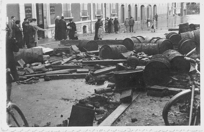 27 octobre 1937. Photo prise devant l’actuel Hôtel Saint-Louis de France. De nombreux déchets ont été laissés par la crue, avenue du Paradis. © M.CREPIN