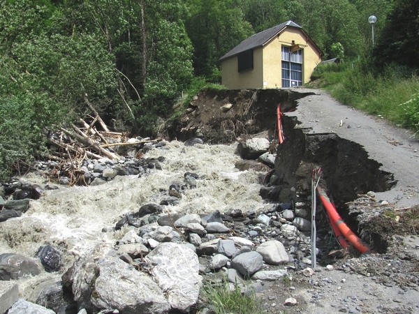 La route d'accès à la centrale a été emportée par le torrent de l'Yse au hameau de villenave. © C-PRIM 2013 