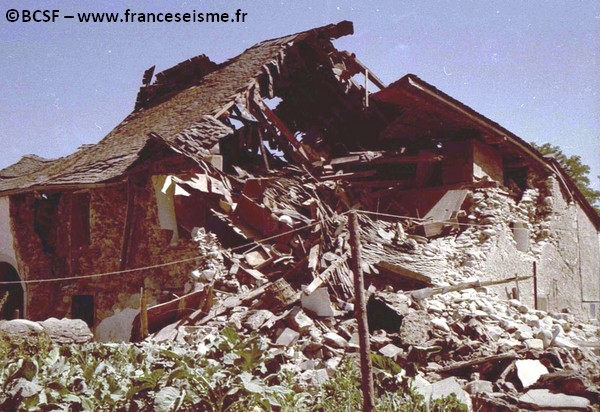 La majorité des maisons du village sont endommagées ou détruites. © BCSF – www.franceseisme.fr
