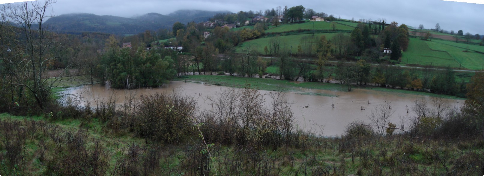 L'Arize qui déborde à Durban-sur-Arize. © DDT 09