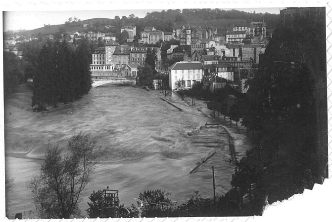 27 octobre 1937. Le quai Saint-Jean à Lourdes est submergé par les eaux tumultueuses du Gave de Pau. © M.CREPIN