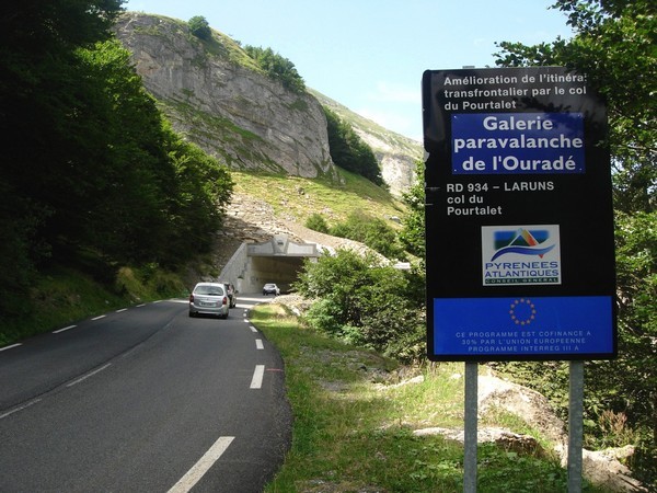 Galerie paravalanche de l'Ouradé sur la route du col du Pourtalet. Ouvrage construit en 2008 © C-PRIM 2010