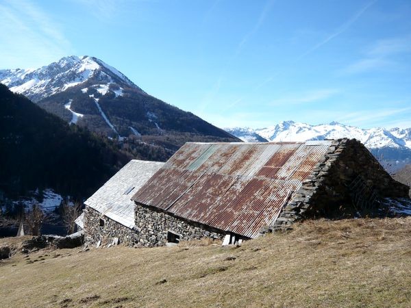 Granges de Piets Derats au-dessus de Barèges. Le fort est constitué d'un mur épais et les granges sont alignées dans le sens de la pente.  © C-PRIM