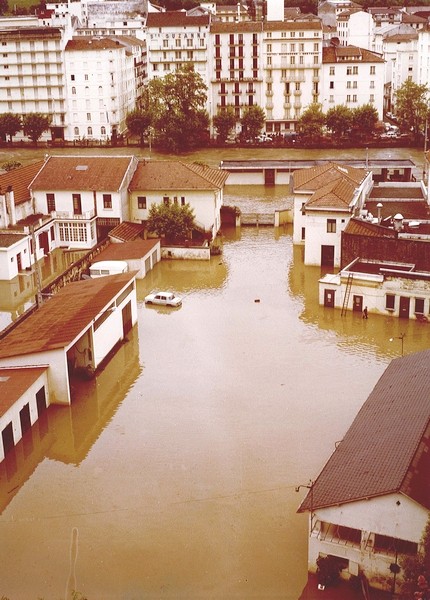 1er Juin 1979. Les bas quartiers de Lourdes sont sous les eaux. Le gave s’étale dans tout le quartier de l’avenue du paradis et menace également de l’autre côté les hôtels de l’avenue Peyramale. © F. DUPLAN