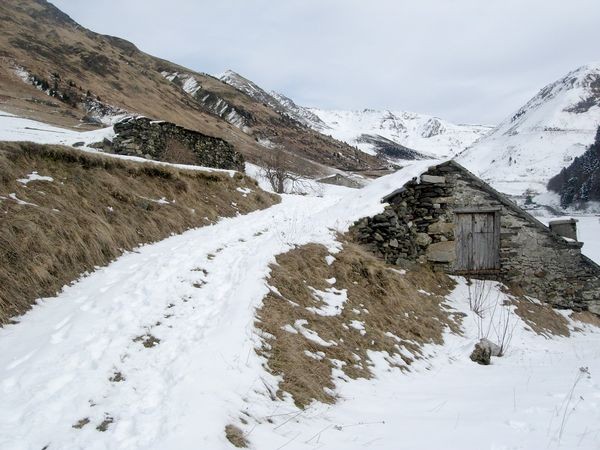 Granges de Piets Derats au-dessus de Barèges. Alat avec le toit dans le sens de la pente. © C-PRIM