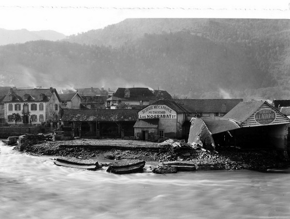 27 octobre 1937. Photo prise après la crue dévastatrice du gave. Dans les bas quartiers de Saint-Pé-de-Bigorre, plusieurs maisons ont été inondées, un hangar s’est effondré et un dépôt de bois a été emporté.  © SARL TEDELEC