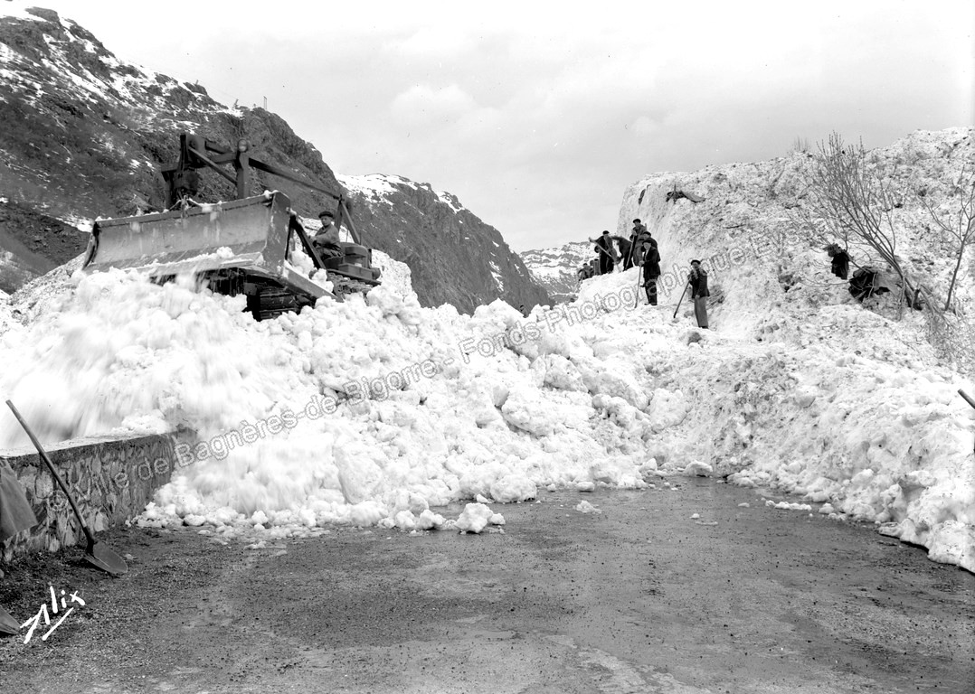 Il a fallu dégager la route en grande partie avec des moyens manuels ! © Fonds photographique Eyssalet Alix