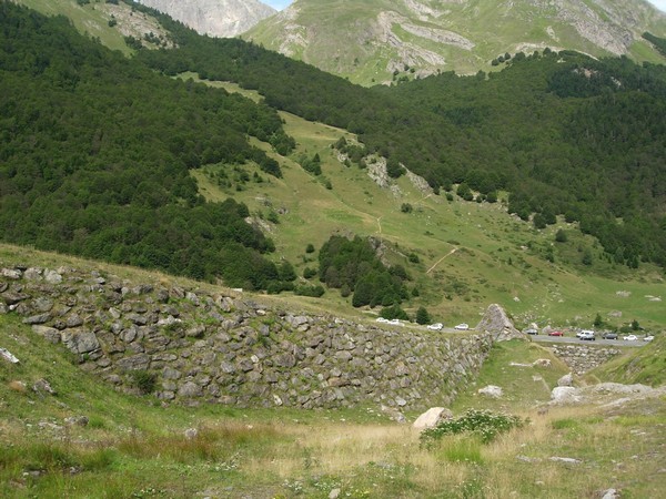 Digue de protection de Socques. Elle protège la route du Pourtalet en contrebas. © C-PRIM 2010