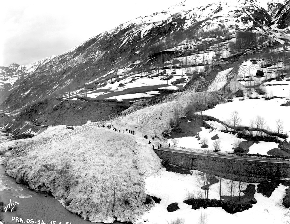 L'énorme coulée est descendue jusqu'au gave de Gavarnie. La route d'accès au village est ensevelie sous plusieurs mètres de neige. © Fonds photographique Eyssalet Alix