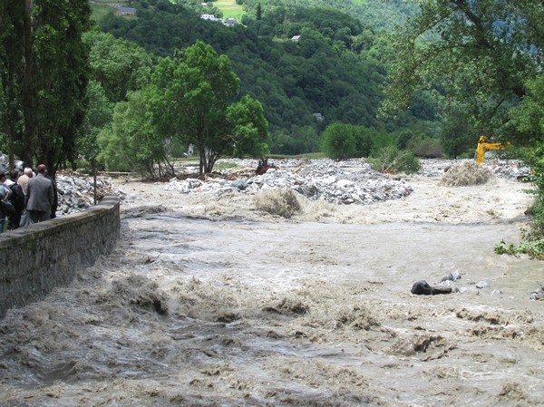 Le torrent du Bastan s'est déchainé depuis Barèges. Il a changé le cours de son lit en de multiples endroits, comme ici à Luz-Saint-Sauveur.  © C-PRIM 2013 