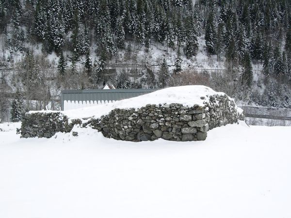 Granges de Piets Derats au-dessus de Barèges. Fort en forme d'étrave en amont de la grange. © C-PRIM