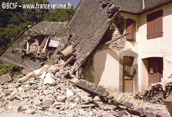 La majorité des maisons du village sont endommagées ou détruites. © BCSF – www.franceseisme.fr