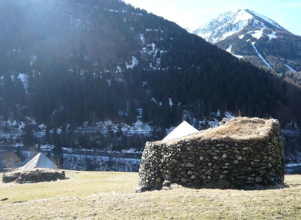 Granges de Piets Derats au-dessus de Barèges. Amas de blocs en amont de la grange. © C-PRIM