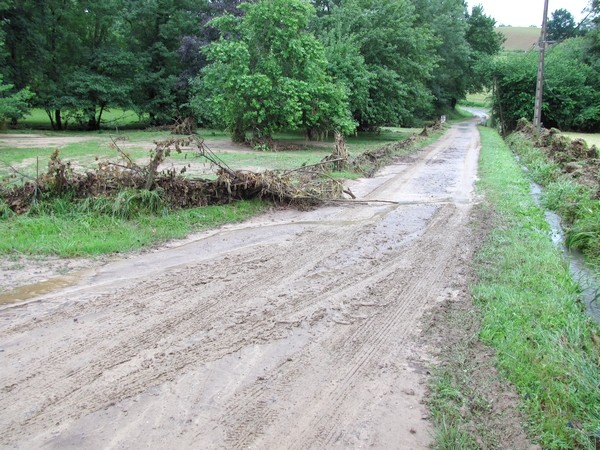 Dans la commune d'Estialescq, le ruisseau de l'Auronce a débordé violemment. © c-prim 2011