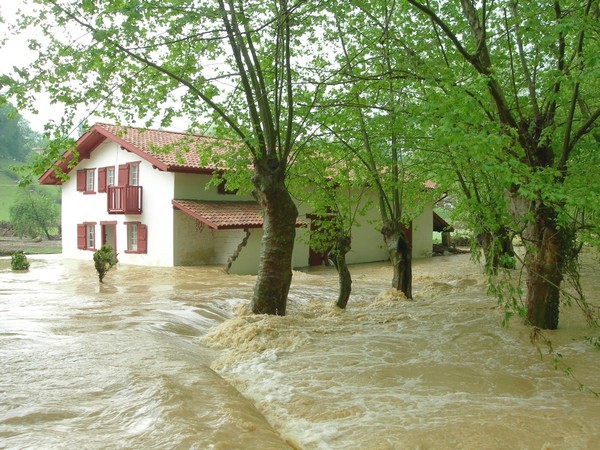 Maison encerclée par les eaux. © C-PRIM 2010