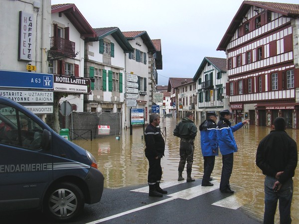 Bourg de Saint-Pée-sur-Nivelle sous les eaux © C-PRIM 2011