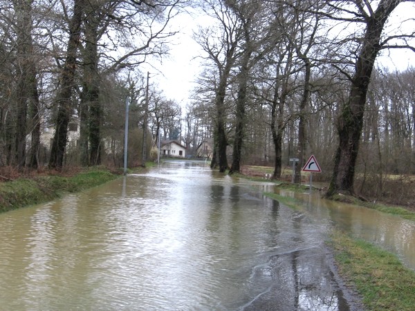 Route départementale 32 envahie par les eaux de la Bayse entre Noguères et Lahourcade. © cprim 2011