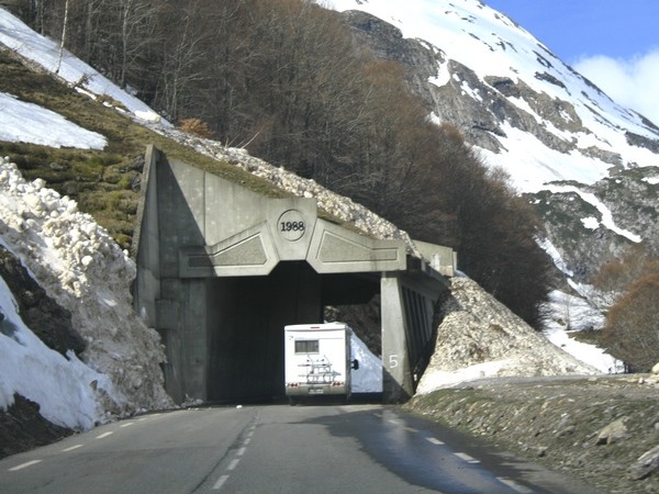 Galerie paravalanche sur la route du col du Pourtalet. Plusieurs ouvrages existent sur ce tronçon dans les couloirs les plus actifs. © C-PRIM 2009