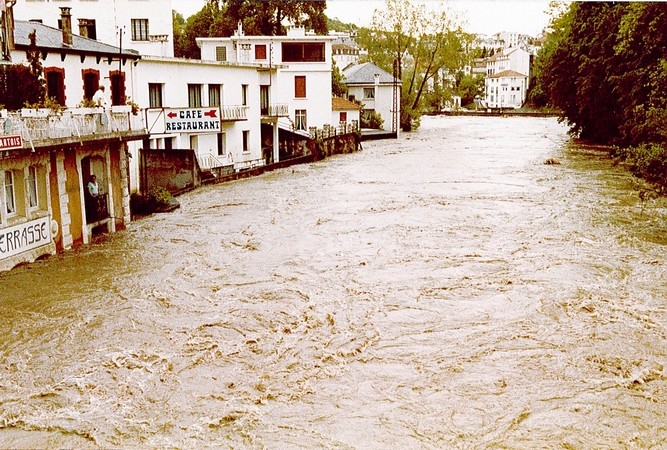 1er Juin 1979. Photo prise à l’aval du Pont Vieux. Le gave menace le café restaurant en rive gauche. © F. DUPLAN