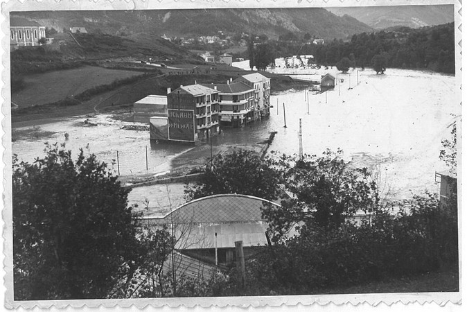 27 octobre 1937. Les bas quartiers de Lourdes sont sous les eaux. Plusieurs hôtels sont inondés ainsi qu’un garage de l’avenue Paradis.  © M.CREPIN