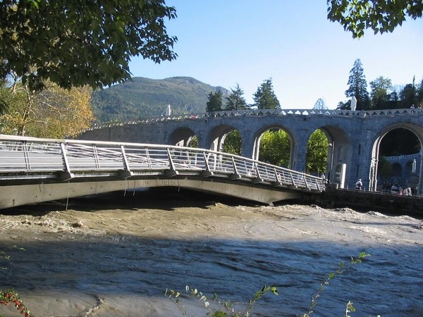 29 octobre 2005. Plus en aval, la crue du Gave de Pau perd en intensité. Le débit reste impressionnant, mais le gave n’a pas débordé dans la traversée de Lourdes. © F. DUPLAN