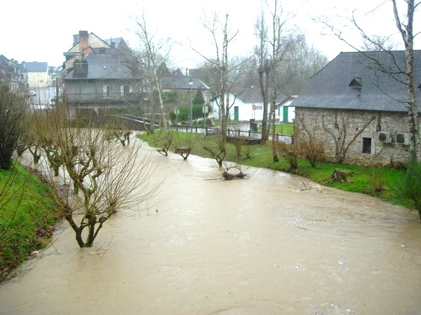 Baïse en crue dans le village de Lasseube. Photo prise lors de la montée des eaux. © C-PRIM 2009