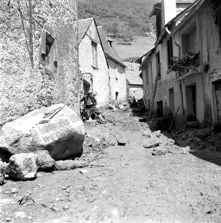 Un bloc et de la boue dans l'une des rues du village. © Fonds photographique Eyssalet Alix