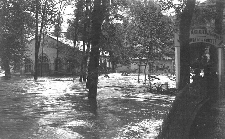 27 octobre 1937. Le gave s’est invité dans les parties basses du Sanctuaire de Lourdes.  © M.CREPIN