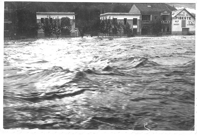 27 octobre 1937. Photo prise de l’esplanade du Paradis. Le gave déborde et menace les immeubles de la rive gauche. © M.CREPIN