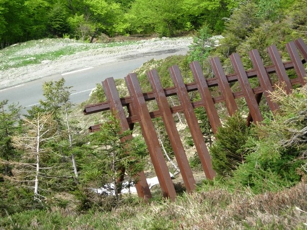 Protection de la route d'accès à La Pierre Saint Martin. © C-PRIM 2009