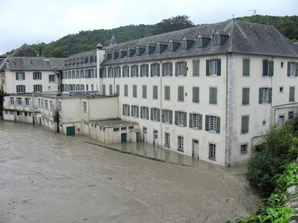 Lestelle-Bétharam. Forte montée des eaux du gave qui menace le collège . © C-PRIM 2012 