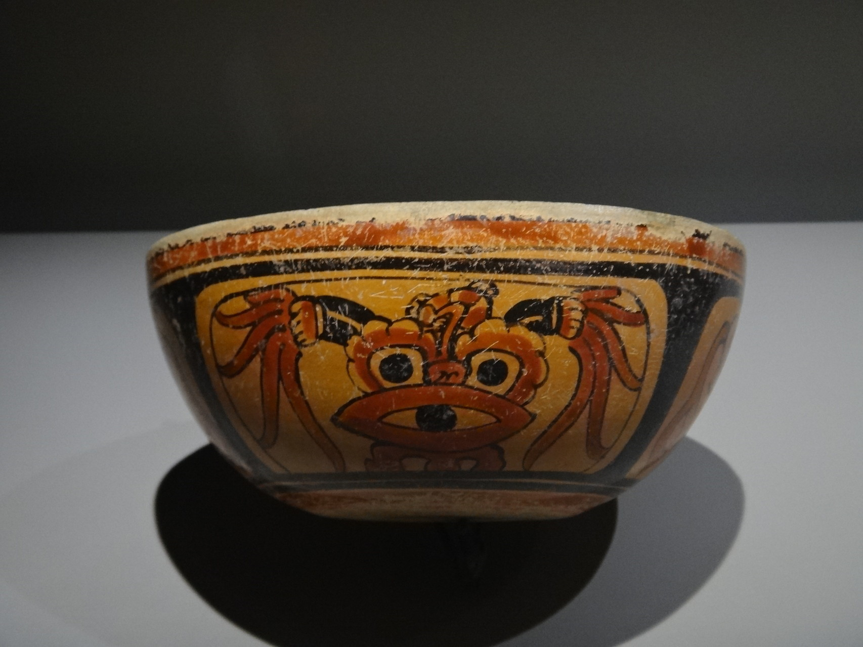 Vase polychrome, provenance inconnue, 600-900 ; céramique.