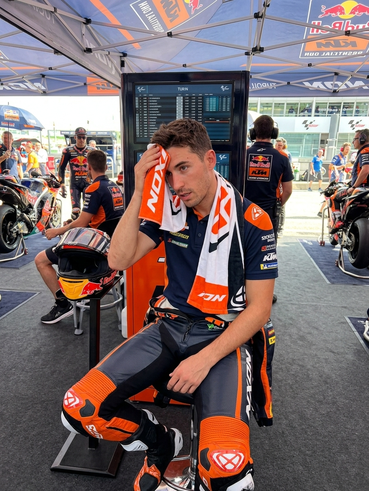 QL Bodybrand. Asciugamano pit line e paddock personalizzabile nei loghi e colori del tuo racing team e/o sponsor. Tessuto microfibra. Dimensioni cm. 45 x 88. Venduto a multipli di 3