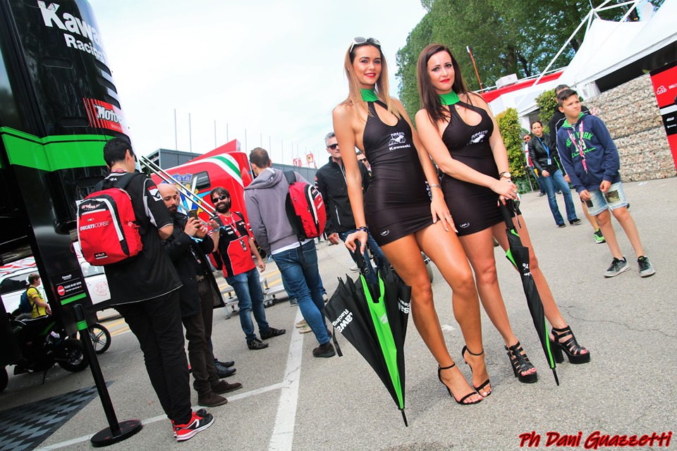 Italienische Hersteller von maßgeschneiderter Motorsportbekleidung und Messehostessen