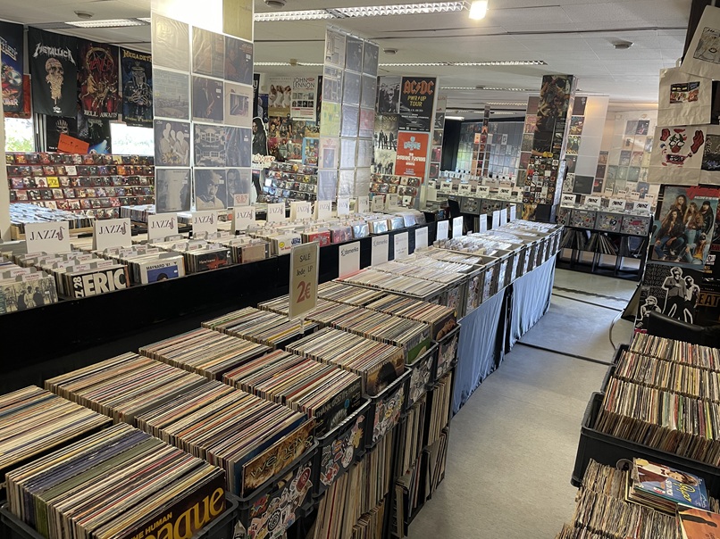 Showroom im Shop - durch unsere Sammlung an Schallplatten/Vinyl und CDs stöbern