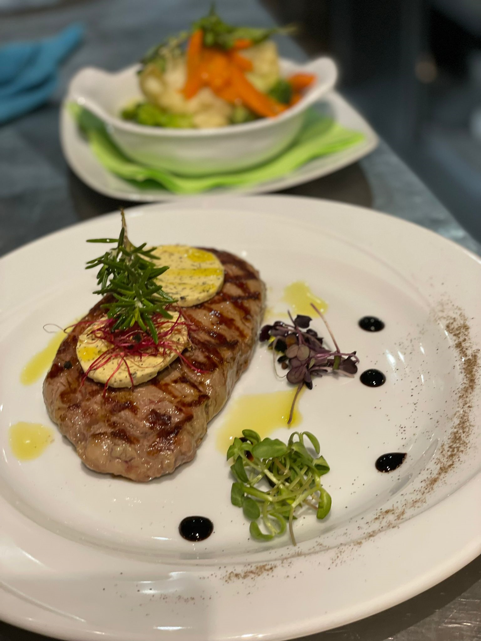 Entrecôte vom Grill mit Kräuterbutter