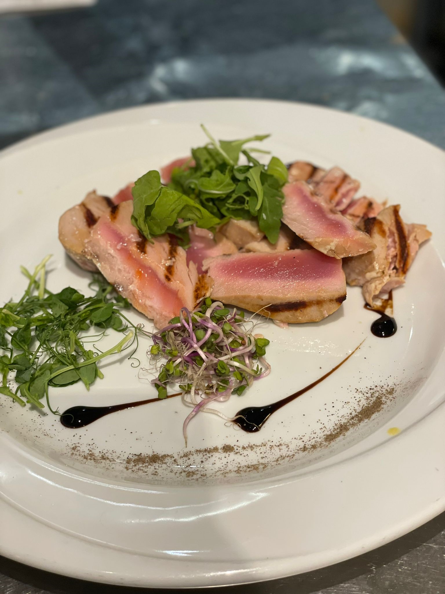 Thunfisch-Tagliata mit Rucola und Cherrytomaten 