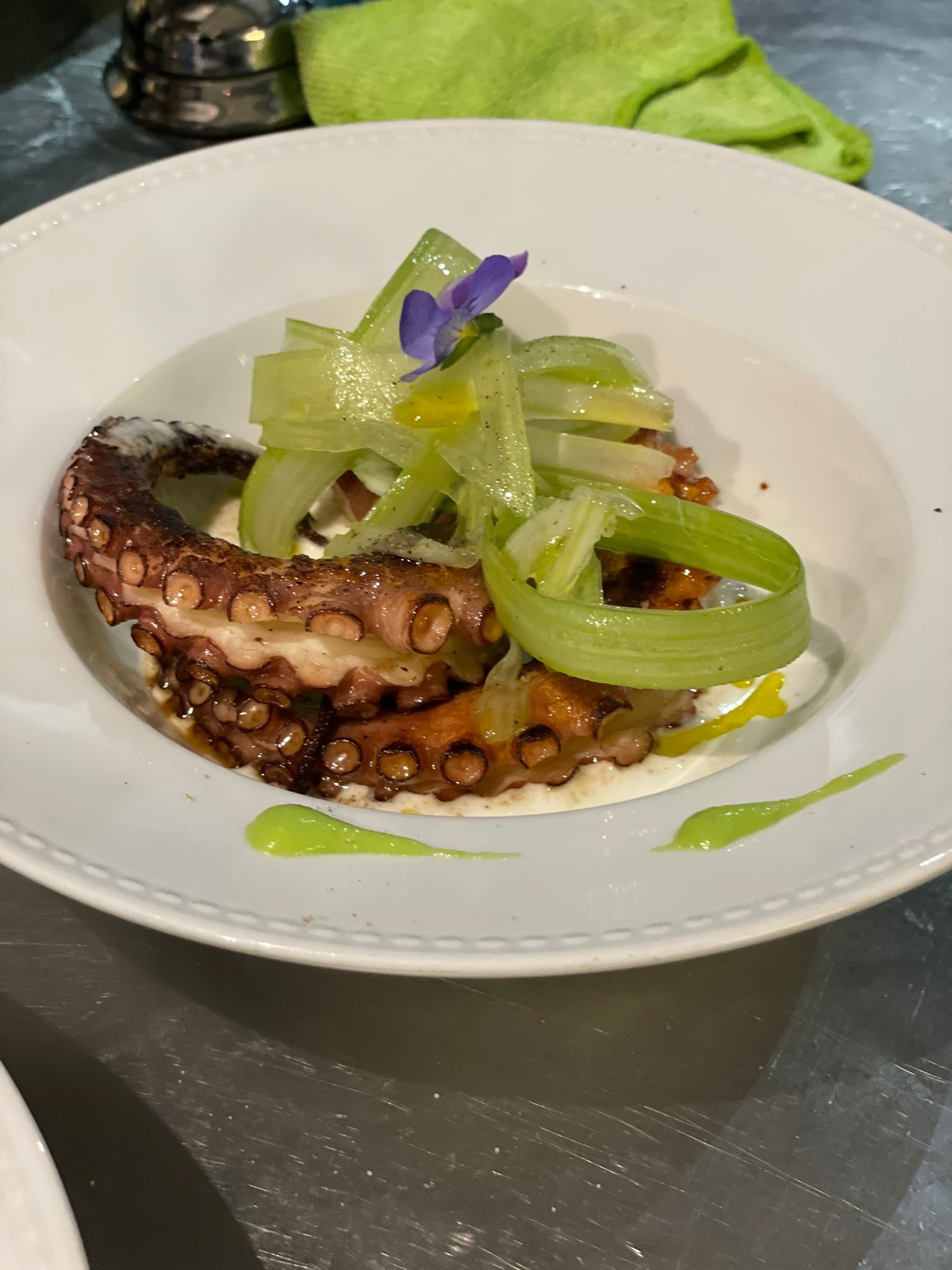 Gebratener Pulpo-Tentakel auf Büffelcreme mit krausem Sellerie