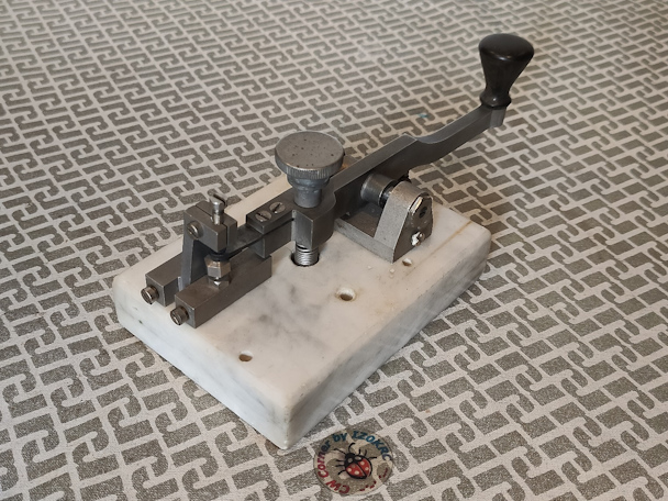 SRA key, militare base marmo con un unico contatto