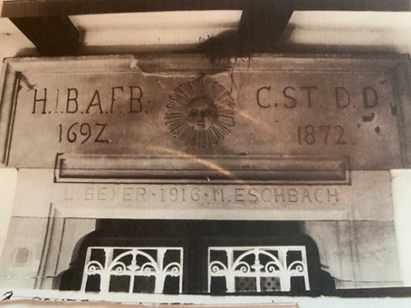 Linteau de porte de l’auberge  au Soleil de 1692 (actuel maison Léon Beyer) fondée par Hans Jacob Boll arrière grand père de Léon Boll Les initiales 1692 HIB AFB (Hans Jacob BOLL –Anna Franziska BRUCKER