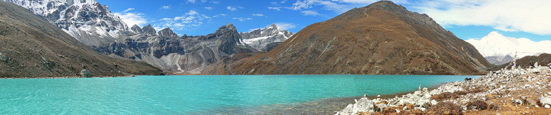 Gokyo Tso op 4750 meter hoogte met de Gokyo Ri (5357 meter hoog)