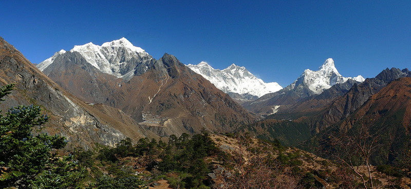 Van links naar rechts: De Cholatse, Mount Everest, de Lhotse en de Ama Dablam