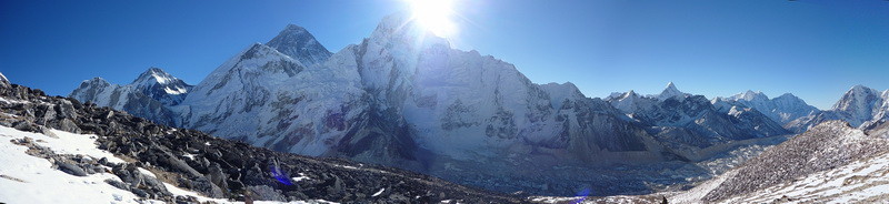 Zonsopkomst achter Mount Everest (8848m.) vanaf de Kala Pattar (5606 m.)