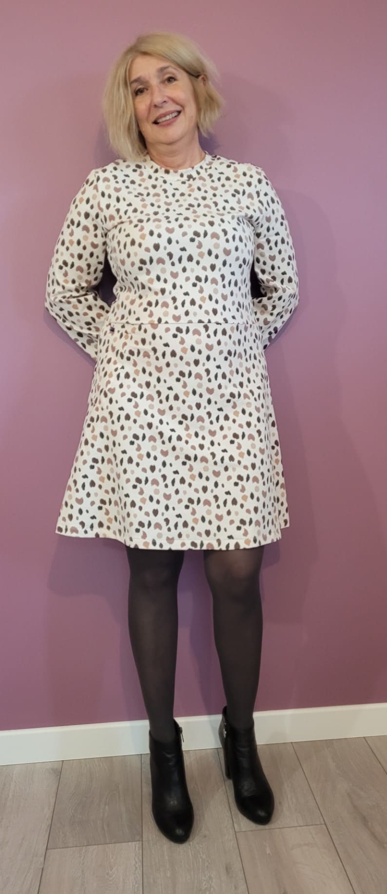 Robe femme cintrée taille jersey fond écru imprimé kaki marron made in SAVOIE