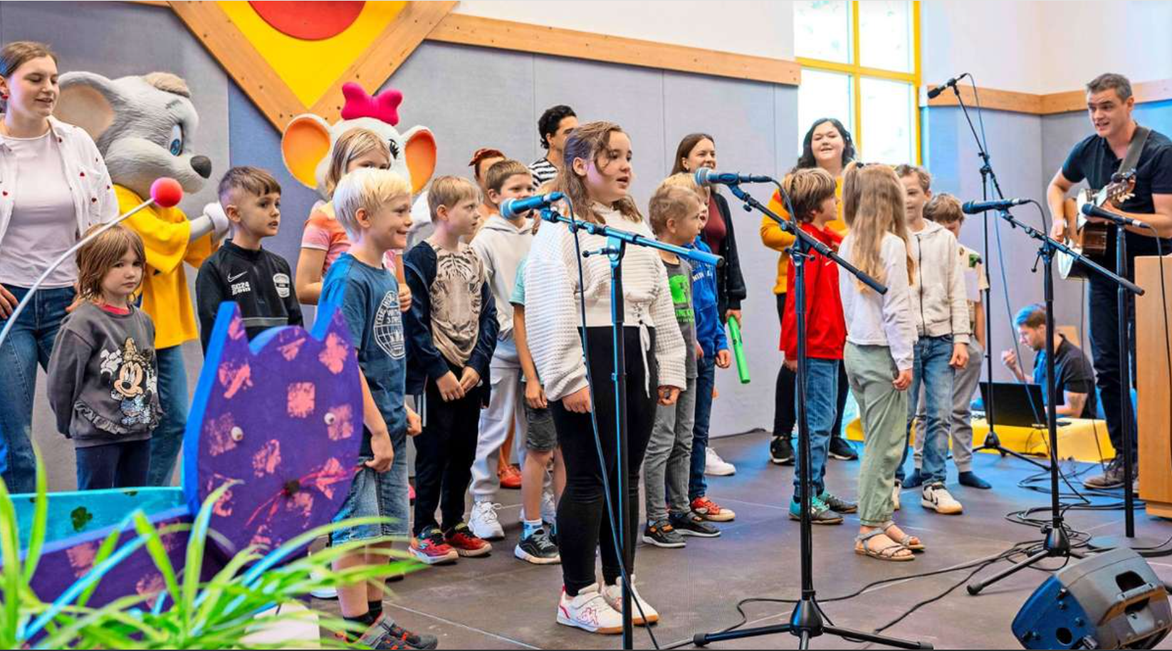 Kinder singen „Wir eröffnen heute dieses Haus“ und sorgen für Gänsehautmomente beim Festakt. Foto: Thomas Fritsch